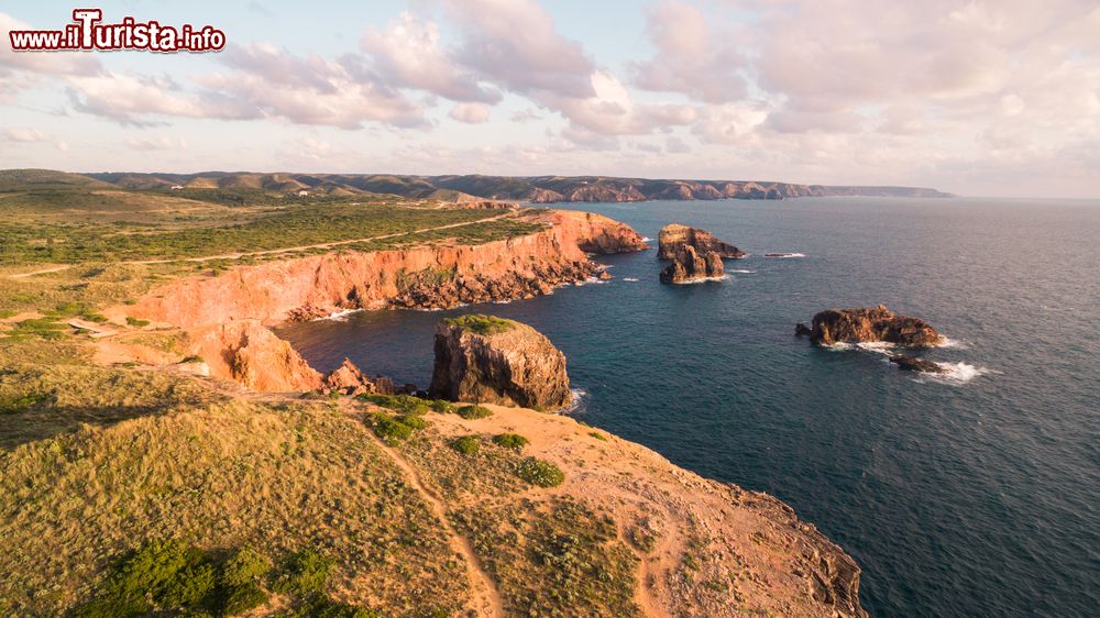 Immagine Carrapateira e la costa dell'Algarve fotografate al crepuscolo, Portogallo. Questo villaggio è posto su un piccolo promontorio costituito da scogliere calcaree.
