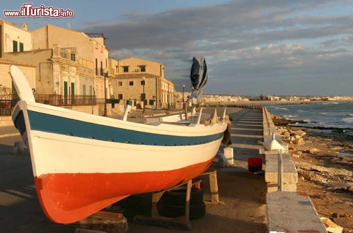 Immagine Donnalucata, Sicilia: barca in riva al mare poco prima del tramonto - © luigi nifosi/ Shutterstock.com
