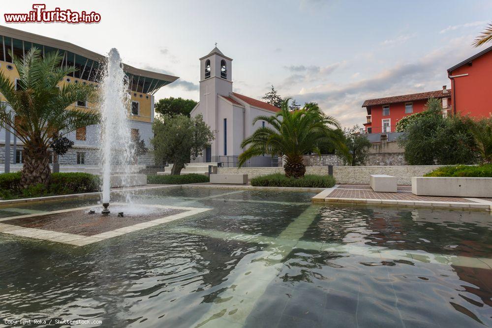 Immagine La grande fontana nel centro storico di Torbole, provincia di Trento, con la chiesa di Santa Maria sullo sfondo - © Roka / Shutterstock.com