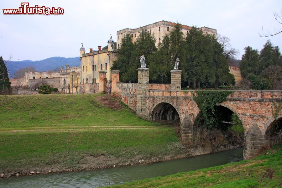 Immagine Il Castello del Catajo a Battaglia Terme in Veneto - © Alessandro Vecchi - CC BY-SA 3.0, Wikipedia