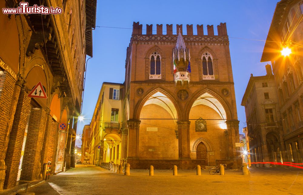Immagine Il palazzo gotico della Mercanzia a Bologna al mattino presto (Emilia-Romagna). Detto anche Loggia dei Mercanti, è oggi sede della Camera di Commercio.