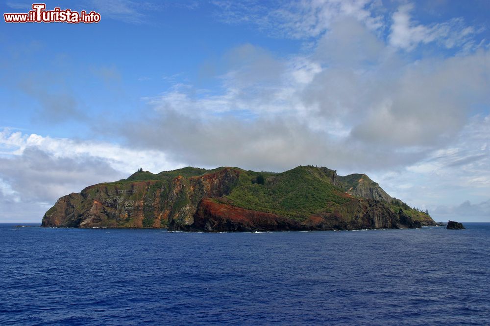 Immagine L'isola vulcanica di Pitcairn, Oceania. Pur non essendo una nazione sovrana, questo territorio è conosciuto anche per essere lo stato meno popolato al mondo con i suoi 50 abitanti.
