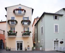 Balconi fioriti in un palazzo di Terni, Umbria - © serifetto / Shutterstock.com