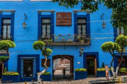 Edifici colorati nei ricchi quartieri borghesi del sud di Città del Messico: Coyoacán, San Ángel, Tlalpan sono alcune delle zone più caratteristiche della città - ...