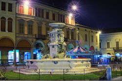 Fotografia notturna della fontana nella piazza centrale di Faenza, Emilia-Romagna - © G.Evgenij / Shutterstock.com