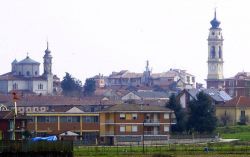 Il panorama della cittadina di Poirino vicino a Torino in Piemonte - © F Ceragioli, CC BY-SA 3.0, Wikipedia