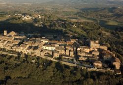 Le case medievali del centro storico di Casole d'Elsa, Toscana