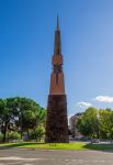 Monumento nel centro di Terni, Umbria. Obelisco nella piazza della cittadina umbra - © ValerioMei / Shutterstock.com