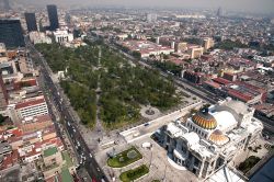 Una vista panoramica su Città del Messico dalla cima della Torre Latinoamericana. In primo piano l'edificio di Bellas Artes e l'adiacente Alameda Central - foto © Javier ...