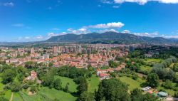 Un suggestivo panorama della città di Terni, Umbria: sorge sulle rive del fiume Nera e del fiume Serra in una fertile conca circondata dall'Appennino umbro-marchigiano.
