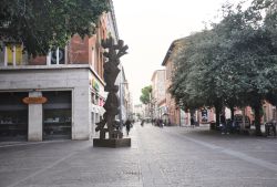 Una statua in metallo in corso Cornelio Tacito nel centro storico di Terni, Umbria - © serifetto / Shutterstock.com