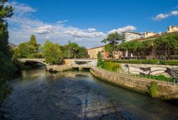 Veduta del fiume con il ponte nel centro storico di Terni, Umbria - © ValerioMei / Shutterstock.com