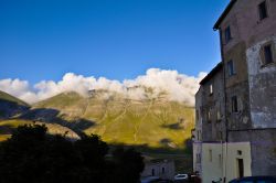 Veduta del Monte Vettore da Castelluccio di Norcia con il cielo blu nuvoloso, Umbria, Italia - © paolofur / Shutterstock.com