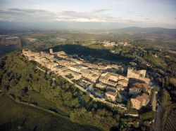 Vista aerea del magico borgo di Casole d'Elsa in Toscana. Siamo in provincia di Siena