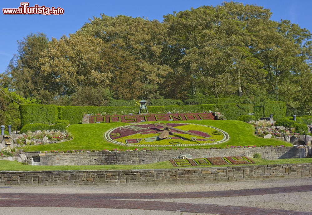 Immagine Un parco pubblico nella città di Ostenda, Belgio, con un orologio solare.