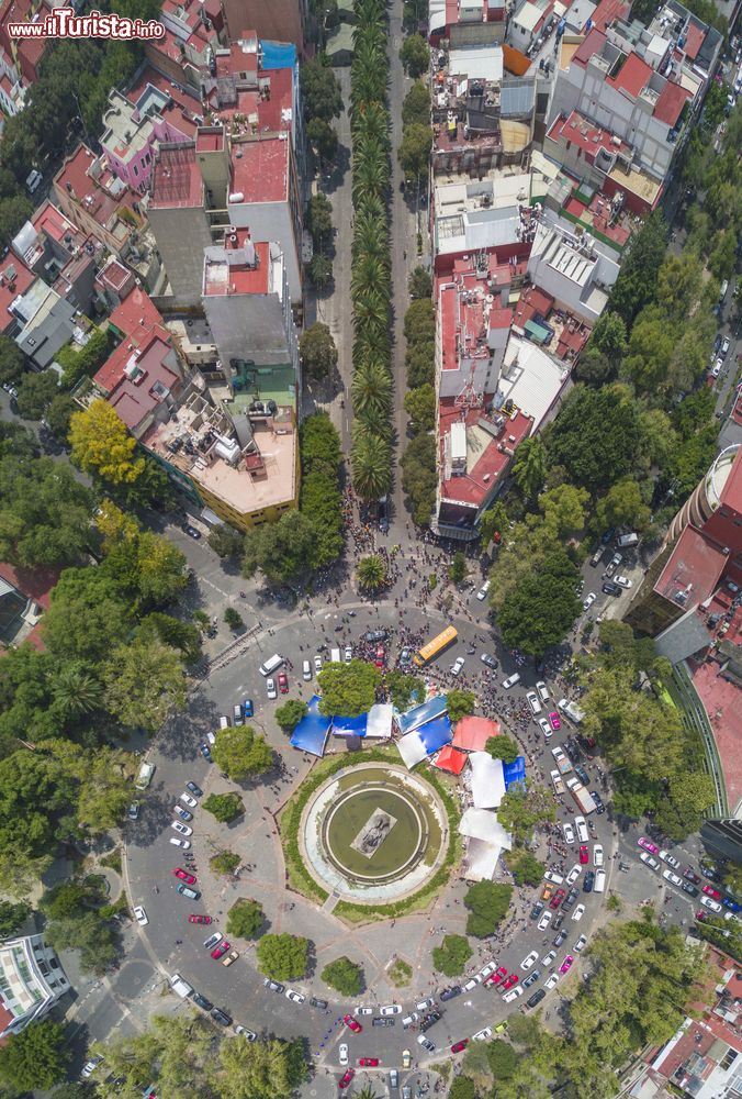 Immagine Vista aerea della Fuente de la Cibeles, nella Colonia Roma, con le tende adibite dai soccorritori nei gironi successivi il terremoto del 19 settembre 2017 a Città del Messico.