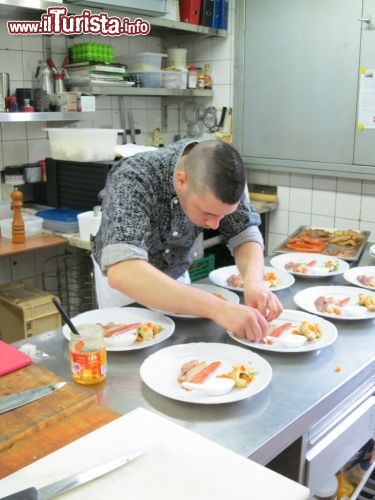 Immagine Lo chef Claudio Croci Torti all'opera nelle cucine del Ristorante Montalbano che si trova in Val di Muggio in Svizzera