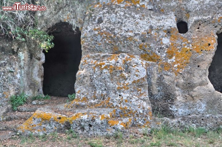 Immagine Abitazioni rupestri nei pressi della chiesa di San Rocco, ad ovest di Sorano in Toscana. Nella stessa zona si trova un esempio di altoforno medievale