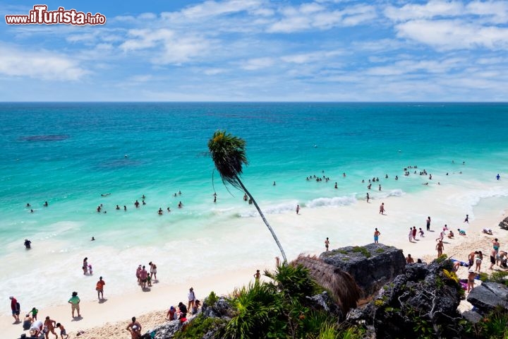 Immagine Bagnanti sulla Riviera Maya: tutti al mare sulla spiaggia di Tulum nel Quintana Roo del Messico - © VICTOR TORRES / Shutterstock.com