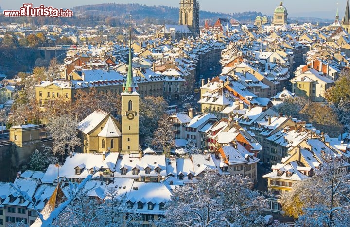 Immagine Il clima frizzante della Svizzera fà sì che anche Berna, nei mesi invernali, spesso si ricopra di neve. Coi tetti imbiancati e i mercatini natalizi nelle piazze del centro, la capitale svizzera è ancora più suggestiva - © Fedor Selivanov / Shutterstock.com
