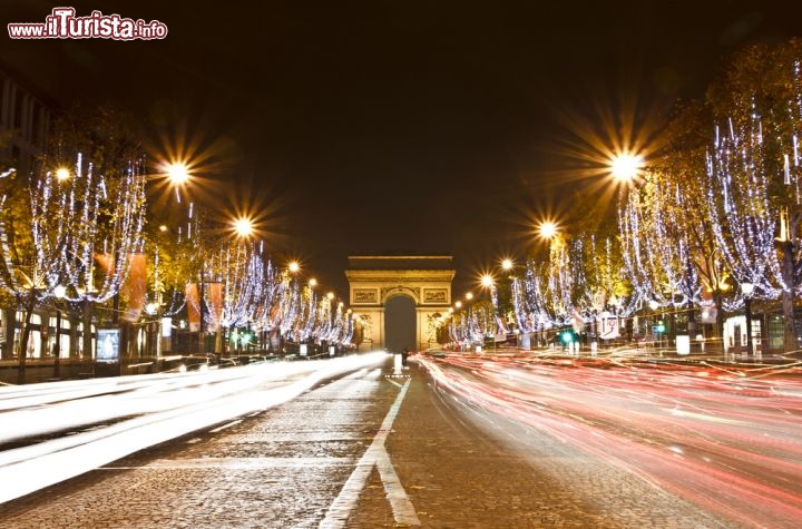 Immagine Illuminazioni di Natale lungo gli Champs Elysees di Parigi - © Zherui WU  / Shutterstock.com