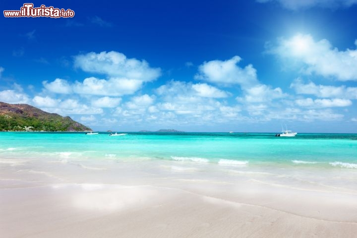 Immagine La spiaggia di Anse Lazio il gioiello di Praslin alle Seychelles. Bordata da un mare spettacolare questa spiaggia è caratterizzata sia delle acque turchesi tra le più belle dei tropici, e per la presenza di un serie di arrotondati massi granitici, che conferiscono un aspetto da favola a tutto l'arenile - © Iakov Kalinin / Shutterstock.com