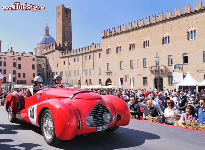 Immagine La Mille Miglia in piazza a Mantova, Lombardia - © Roberto Cerruti / Shutterstock.com