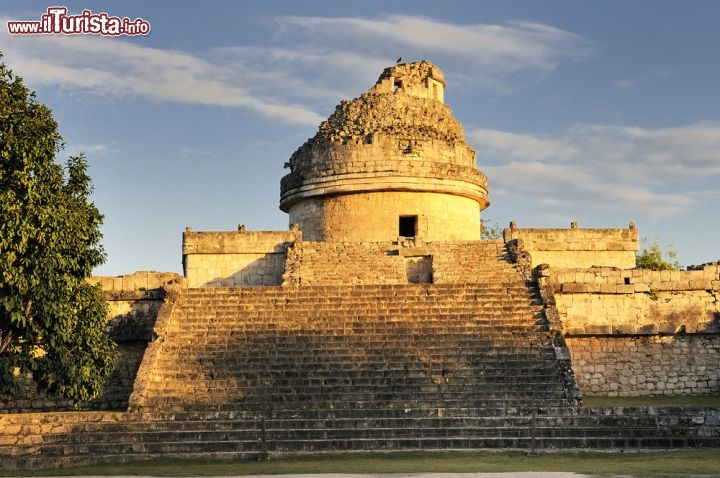 Immagine L'Osservatorio di Chichen Itza, il celebre sito archeologico Maya, nella penisola dello Yucatan in Messico - © ventdusud / Shutterstock.com