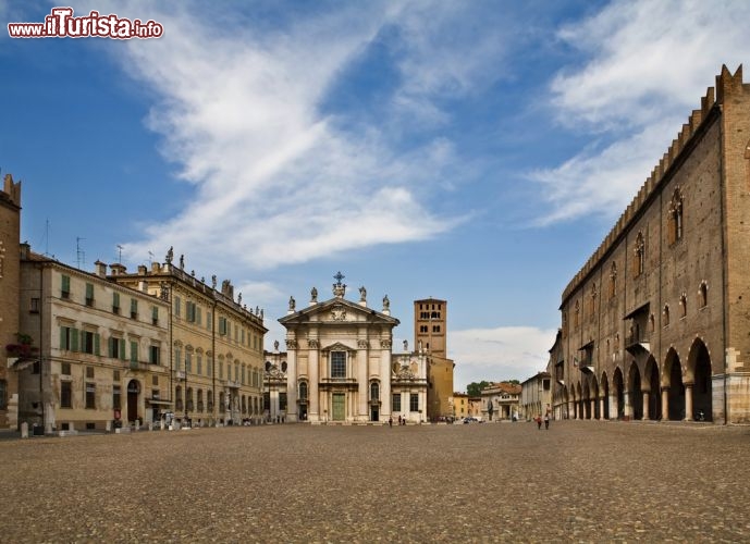 Immagine Piazza Sordello in centro a Mantova: sullo sfondo la Cattedrale di San Pietro - © Olgysha / Shutterstock.com