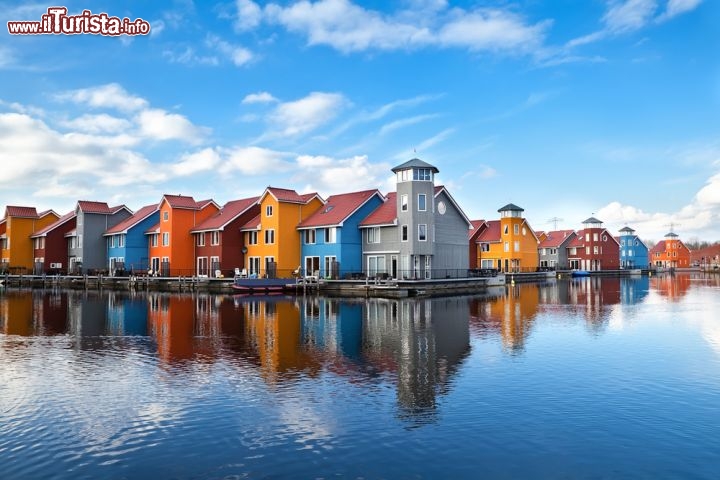Immagine Reitdiephaven la baia con case colorate a Groningen Olanda - © catolla / Shutterstock.com