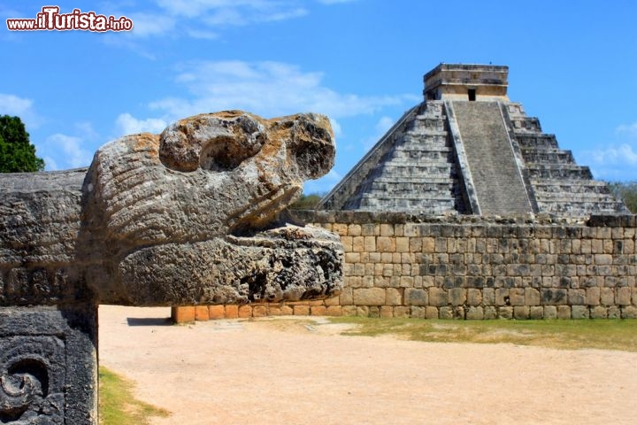 Immagine Una Scultura nel sito Maya di Chichen itza: sullo sfondo la piramide a gradoni di El Castillo, uno dei simboli dello Yucatan e del Messico intero - © alexsvirid / Shutterstock.com