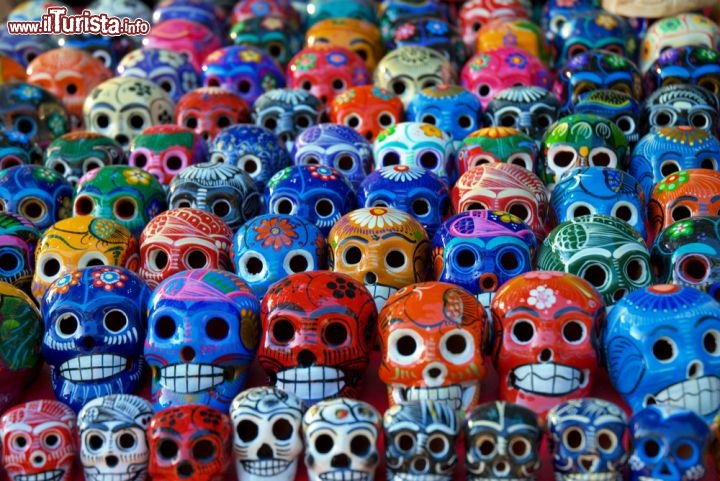 Immagine Teschi colorati di ceramica in un negozio di Chichen itza: siamo nella penisola dello Yucatan, in  Messico, enll'entroterra della Riviera Maya - © aquatic creature
/ Shutterstock.com