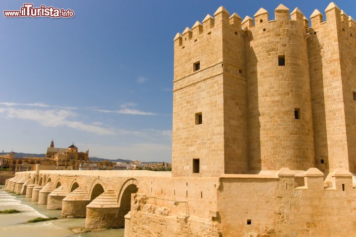 Immagine La Torre de la Calahorra, all'estremità del ponte romano dul fiume Guadalquivir a Cordoba (Cordova), la storica città dell'Andalusia (Andalucia) in Spagna  - © Fotografiecor.nl / Shutterstock.com