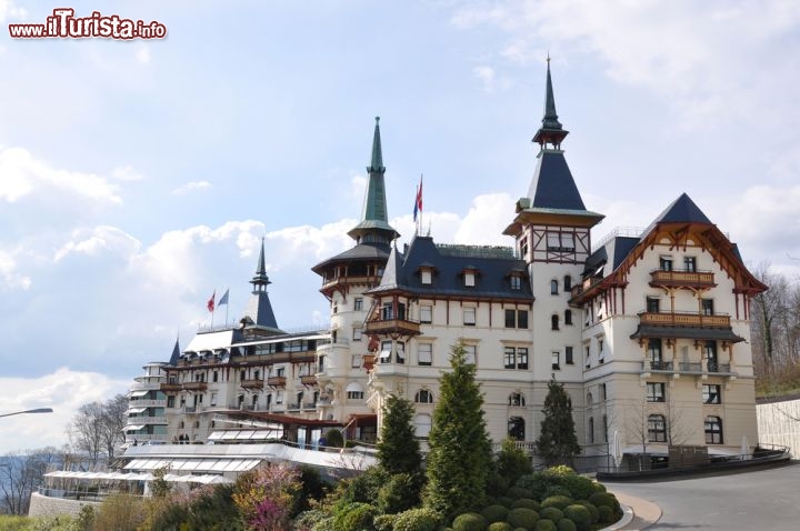 Immagine Il Grand Hotel Dolder di Zurigo è un angolo di paradiso a 5 stelle, costruito nel 1899 sulla collina di Adlisberg, dotato di 173 alloggi (comprese diverse suite), due ristoranti, 13 sale conferenze e una fantastica Spa da 4000 mq - © Alexander Chaikin / Shutterstock.com