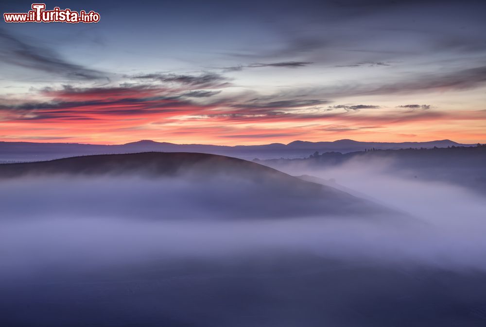 Immagine Alba con nebbia e cielo colorato nei dintorni di Rapolano Terme