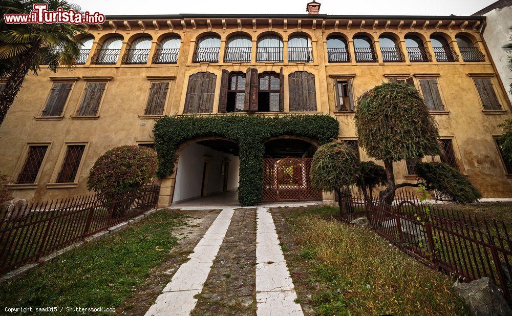 Immagine Antico palazzo di Pescantina, provincia di Verona, con infissi in legno e balconi (Veneto) - © saad315 / Shutterstock.com