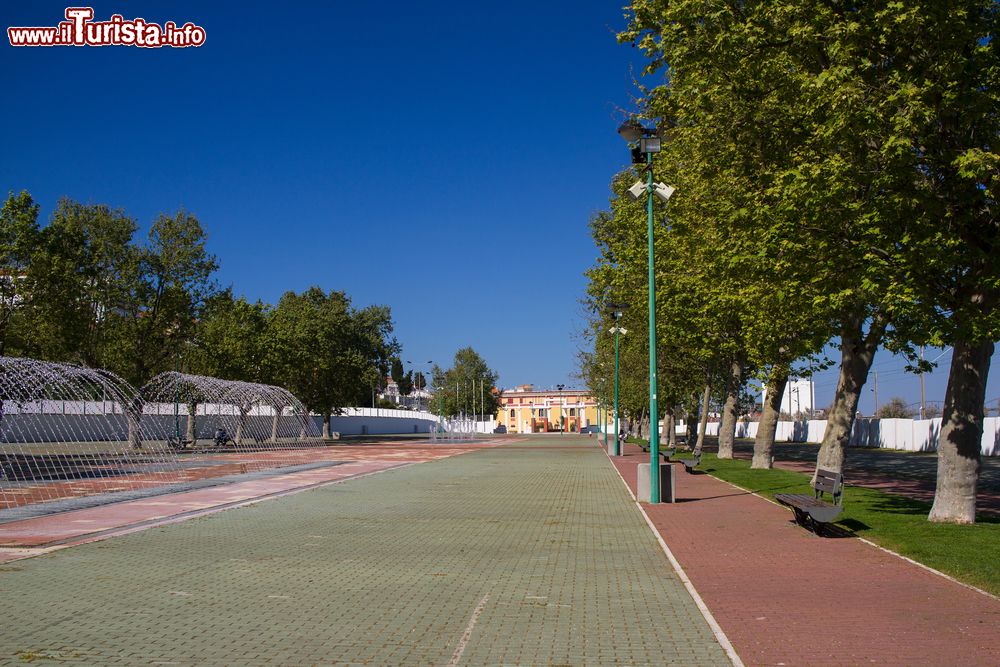 Immagine Area pedonale con panchine e fontane nella cittadina di Vila Franca de Xira, Portogallo.