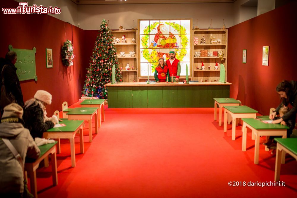 Immagine Bambini e adulti in una sala della dimora di Babbo Natale a Montepulciano (Toscana).