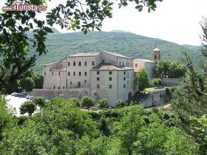 Immagine Borgo e castello medievale di Genga, uno dei centri turistici più famosi dell'entroterra della Provincia di Ancona (Marche) - © Alicudi - CC BY-SA 3.0 - Wikimedia Commons.