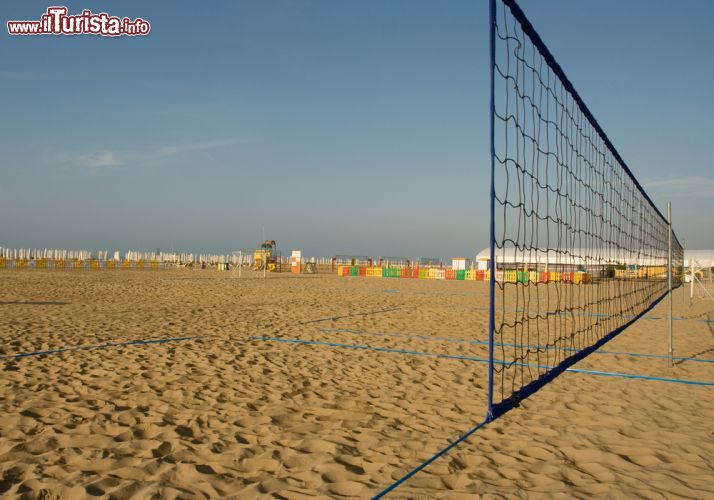 Immagine Beach Volleyball, la pallavolo è uno degli sport più praticati sulla spiaggia di Bibione in Italia - © Mr. Sergey Olegovich / Shutterstock.com