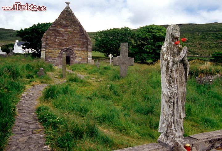 Immagine Chiesa di Kilmalkedar a Dingle, Irlanda. Il sito che ospita questa chiesa si estende per 10 acri. Secondo la tradizione, a fondare il luogo religioso sarebbe stato un santo locale di nome Maolcethair - © 6015714281 / Shutterstock.com