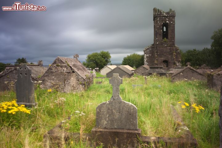 Immagine Cimitero irlandese nella penisola di Dingle, Irlanda. Nuvole e vegetazione creano un'atmosfera quasi surreale in questo piccolo cimitero irlandese dove vi sono anche le rovine di una vecchia chiesa - © Dirk Ercken / Shutterstock.com