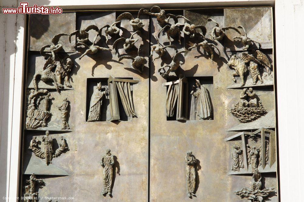 Immagine Dettagli architettonici di un edificio storico del centro di Jesi, provincia di Ancona - © DOMENICA13 / Shutterstock.com