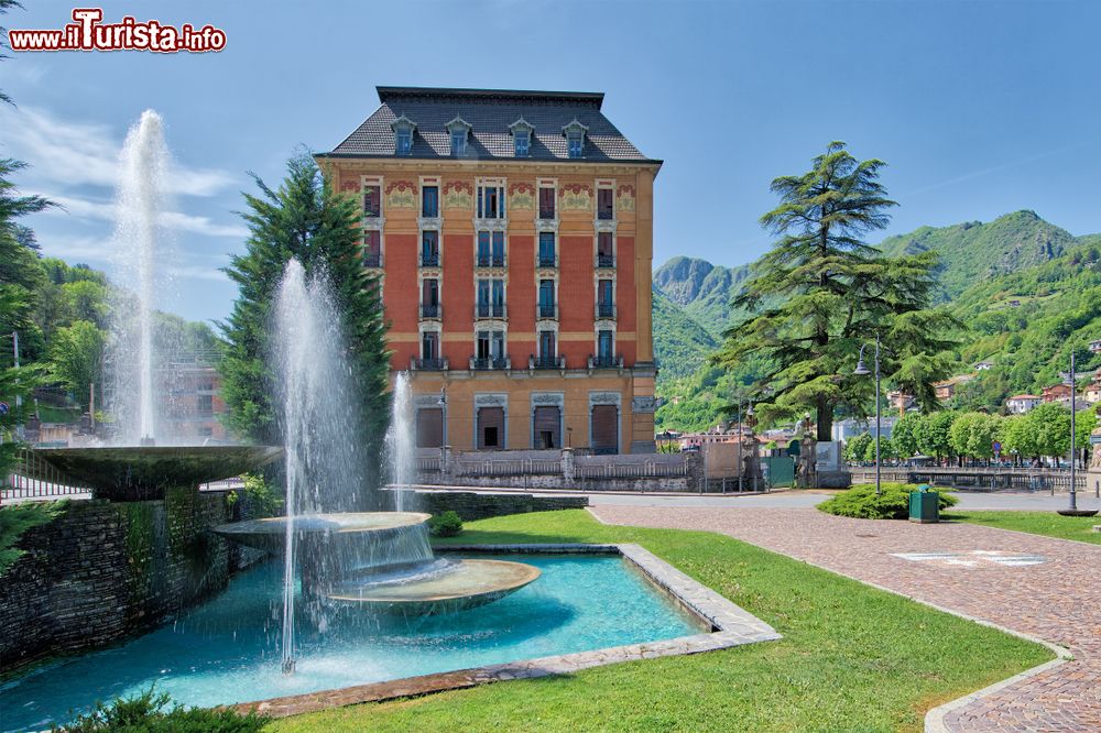 Immagine Fontane a San Pellegrino Terme e sullo sfondo il Grand Hotel