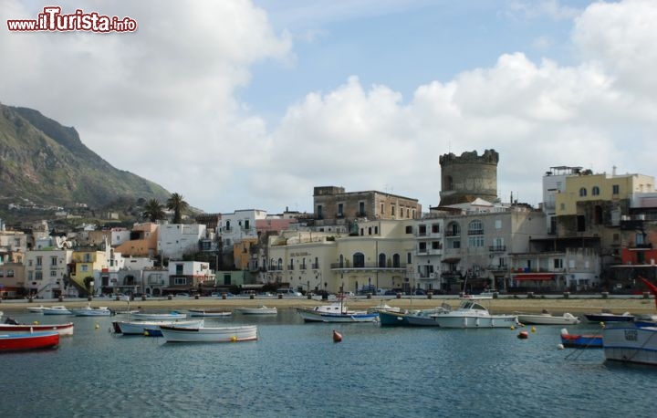 Immagine Forio, sull'isola di Ischia, la foto del porticciolo - © leone1979 - Fotolia.com