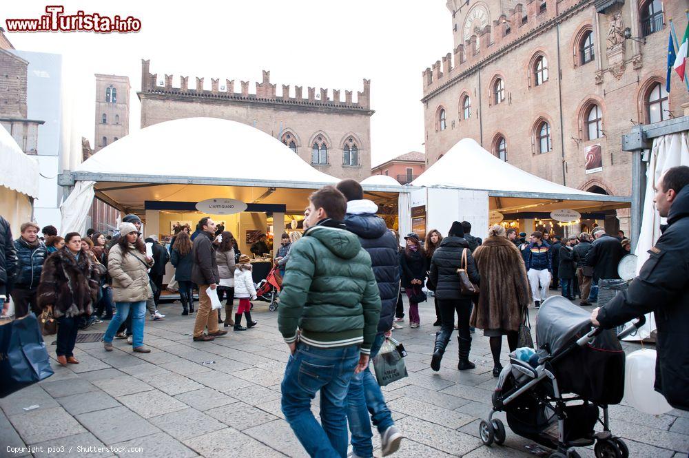 Immagine Gente a Cioccoshow in Piazza Maggiore, Bologna, Emilia-Romagna - © pio3 / Shutterstock.com