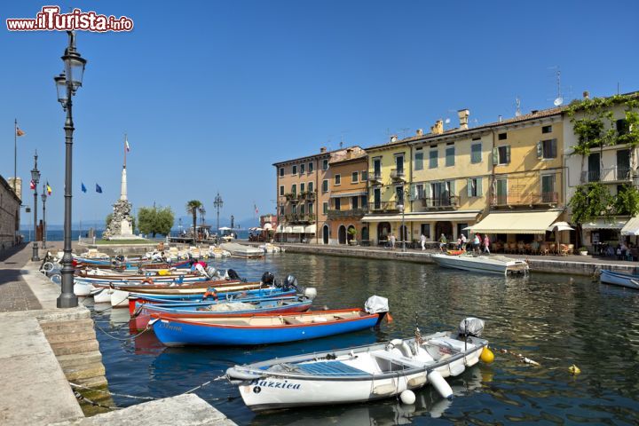 Immagine giornata di sole nel porto di Lazise in Veneto - © Fulcanelli / Shutterstock.com