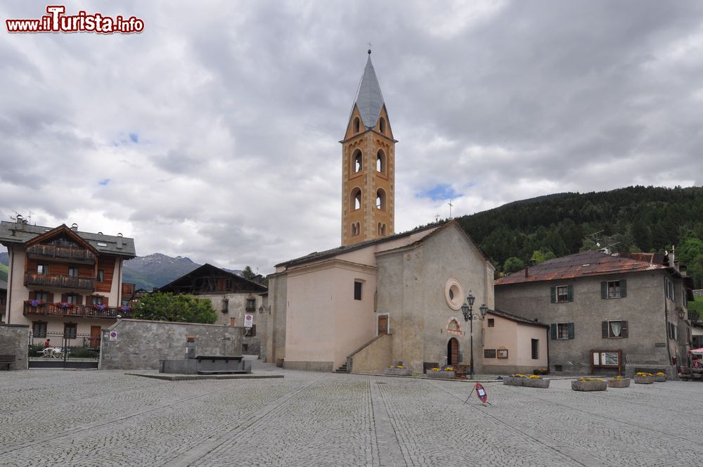 Immagine Il campanile della chiesa domina il centro di Bormio in Lombardia