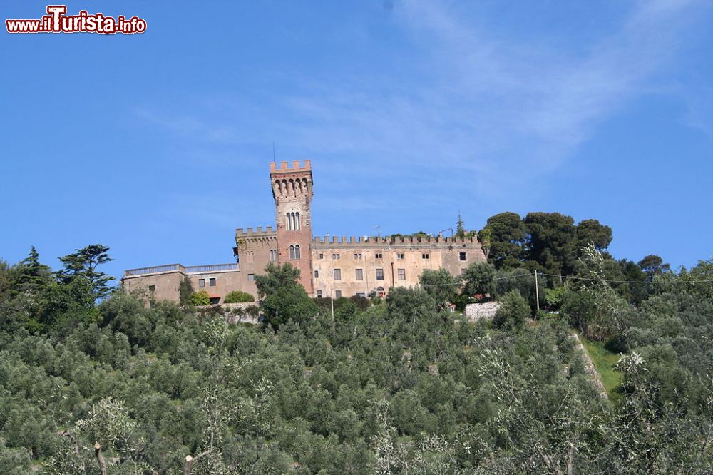 Immagine il Castello di Magona domina l'abitato di Venturina Terme - ©  Prof.Quatermass, Pubblico dominio, Wikipedia