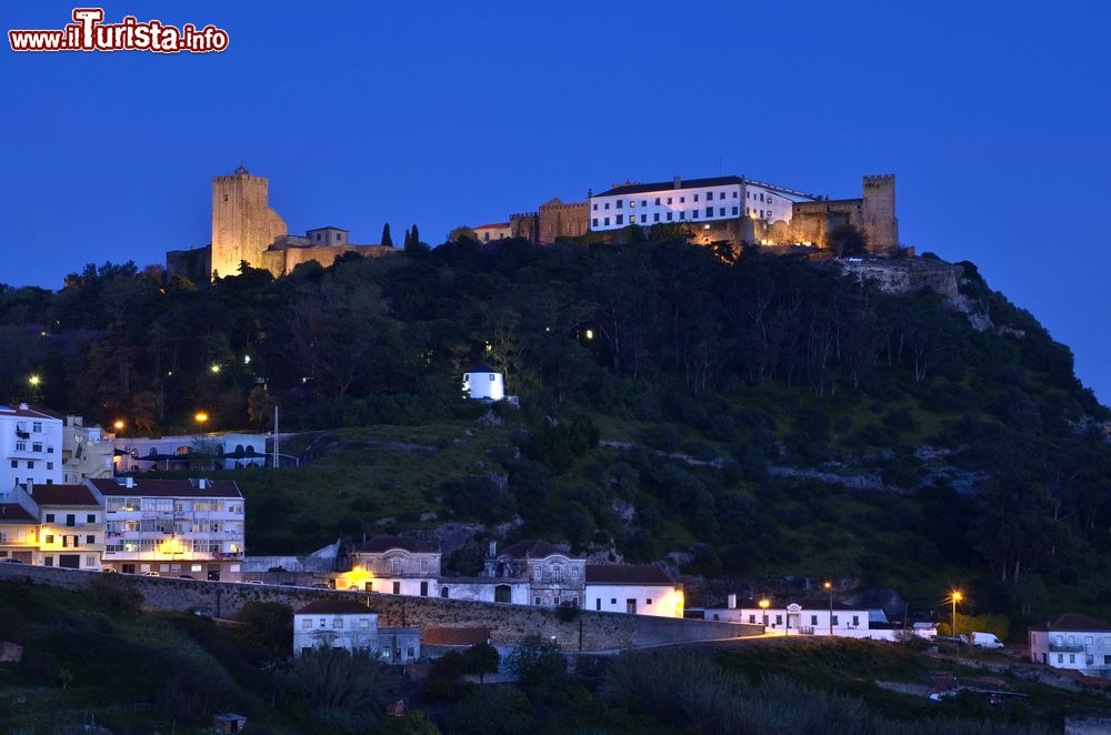 Immagine Il castello di Palmela, Portogallo, by night. Siamo in un'importante regione viticola dove si producono vini di eccellente qualità.